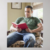 USA, Utah, Jeune homme lecture livre