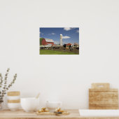 Poster Vaches devant une grange rouge et un silo dans une (Cuisine)