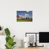 Poster Vaches devant une grange rouge et un silo dans une (Bureau à domicile)