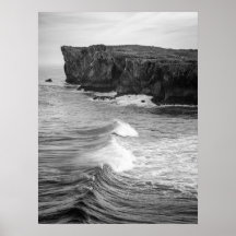 Vagues Océaniques S'Écrasant Contre Les Falaises R