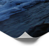 Poster Vagues qui roulent sur des roches de lave (Coin)