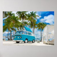 Van bleu et blanc sur la plage