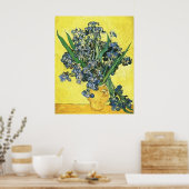 Poster Vase avec iris contre arrière - plan jaune (Cuisine)