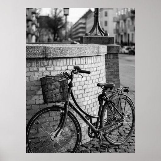 Poster Vélo de ville avec panier contre mur de brique Urb (Devant)