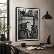 Vélo de ville avec panier contre mur de briques Ur