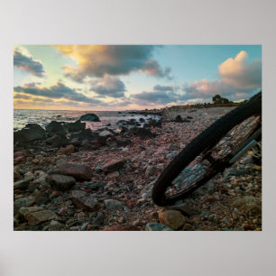 Poster Vélo garé sur la plage rocheuse