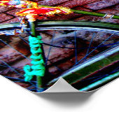 Poster Vélo vert penché contre un mur de briques (Coin)