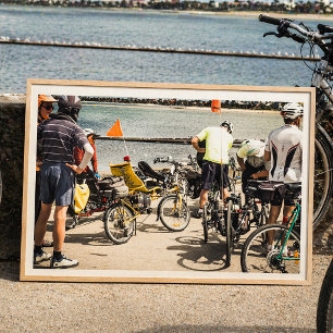 Poster Vélos et cyclistes en position allongée au bord de
