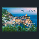 Poster Vernazza Cinque Terre La Spezia Italie Panorama<br><div class="desc">Vernazza au coucher du soleil Cinque Terre village Ligurie Italie souvenir Vintage pour les vacances La Spezia et Italie. Vernazza Retro nuit panorama dans les Cinque Terre comme souvenir pour Riomaggiore et Manarola. Vernazza mode de vie pour les routards et les voyages en ville italienne. Vernazza la nuit à La...</div>