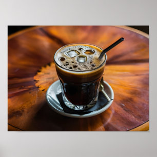 Poster Verre clair de l'Americano glacé sur la table en b