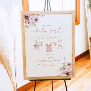 Poster Vêtements de bébé fille sucrés floraux sur une cor