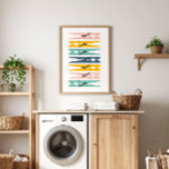 Poster Vêtements Pins Couleur Laverie Salle Art<br><div class="desc">Une façon amusante d'égayer la tâche banale de faire la lessive,  cette grande affiche peut être accrochée verticalement ou horizontalement et comprend une collection de broches à vêtements simplement illustrées dans une palette joyeux rose rousse,  jaune doré,  bleu turquoise et marine.</div>