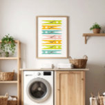 Poster Vêtements Pins Retro Couleur Laverie Salle Art<br><div class="desc">Une façon amusante d'égayer la tâche banale de faire la lessive,  cette grande affiche peut être accrochée verticalement ou horizontalement et comprend une collection de broches à vêtements simplement illustrées dans une palette de couleurs vives joyeusement rétro.</div>