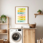 Poster Vêtements Pins Retro Couleur Laverie Salle Art<br><div class="desc">Une façon amusante d'égayer la tâche banale de faire la lessive, cette grande affiche peut être accrochée verticalement ou horizontalement et comprend une collection de broches à vêtements simplement illustrées dans une palette de couleurs vives joyeusement rétro.</div>