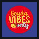 Poster Vibes de gouda au fromage amusant uniquement Art c<br><div class="desc">Art de la typographie colorée avec des couleurs rétro et vibrantes. Des puns et des citations amusants sur la nourriture, la cuisine, la cuisson et la restauration. Décor parfait pour votre cuisine, diner, café, boulangerie ou restaurant. La couleur Arrière - plan (le cercle et le carré) est personnalisable via l'outil...</div>