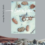 Poster Vie morte hivernale<br><div class="desc">Poster avec une photo de cônes de pin sur la neige fraîche dans la forêt d'hiver. Style vintage nature natures mortes dans les tons pastel pour les amoureux de la nature. Grand ajout à la maison rustique, ferme et décoration de style scandinave. Vous pouvez remplacer le texte "Amour Hiver" par...</div>