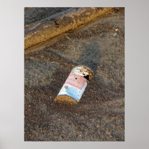 Poster Vieille canette de bière rouillée le long du