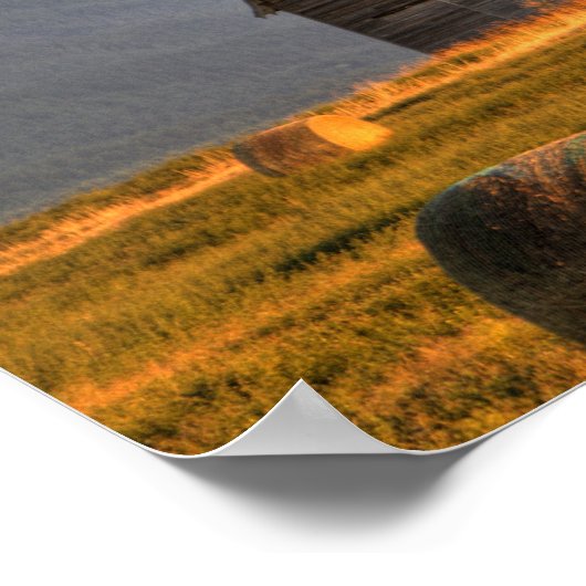 Poster Vieille grange encadrée de balles de foin et drama (Coin)