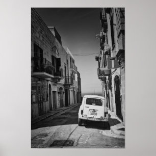 Poster Vieille voiture dans une rue en Italie avec la mer