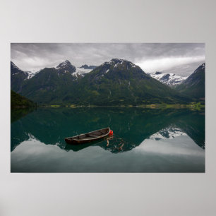 Poster Vieux bateau à rames avec reflet de montagne