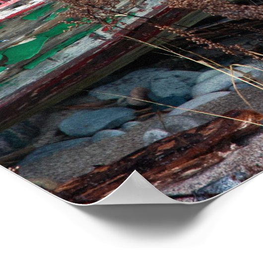 Poster Vieux bateau en bois peint abandonné sur la plage (Coin)