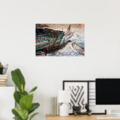 Poster Vieux bateau en bois peint abandonné sur la plage (Bureau à domicile)