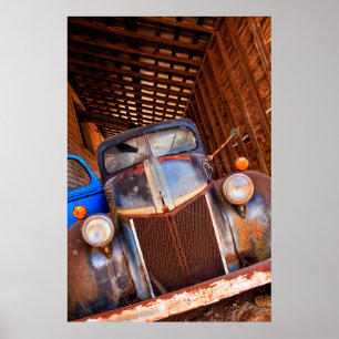 Poster Vieux camion rouillé sur une ferme