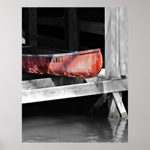 Poster Vieux canot rouge dans une maison de bateau en boi