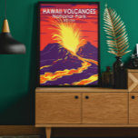 Poster vintage du parc national des volcans d'Hawa<br><div class="desc">OEuvre vectorielle Hawaii Volcanoes dans un design de fenêtre. Le parc se trouve sur l'île d'Hawaii. Au coeur se trouvent les volcans actifs Kīlauea et Mauna Loa.</div>