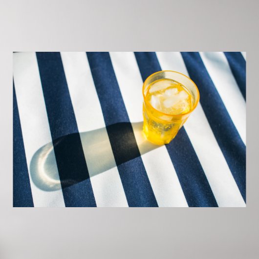 Poster Vitre à boire transparent avec liquide jaune (Devant)