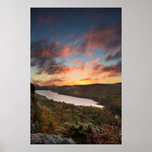 Poster Vivid Sunrise Over Lake Of The Clouds (Devant)
