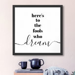Poster Voici aux imbéciles qui rêvent de typographie noir<br><div class="desc">"Voilà pour les imbéciles qui rêvent." Faites partie de ceux qui laissent toujours leur optimisme contrôler leur vision et leurs aspirations. Cette affiche crue, moderne, graphique, minimaliste combine une typographie de san-serif audacieuse et un script de calligraphie manuscrit, le tout en noir et blanc. Citation inspirante et motivation pour vous...</div>
