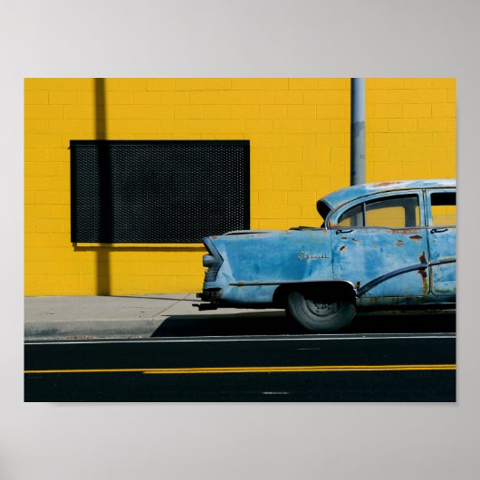Poster Voiture bleu rouillé et mur jaune (Devant)