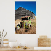 Poster Voiture rouillée devant une ferme abandonnée (Cuisine)
