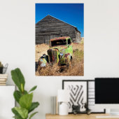 Poster Voiture rouillée devant une ferme abandonnée (Bureau à domicile)