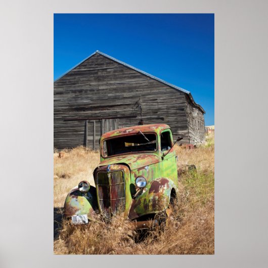 Poster Voiture rouillée devant une ferme abandonnée (Devant)
