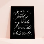Poster Vous êtes une perle d'une fille Citation inspirati<br><div class="desc">Cette impression d'art présente un magnifique script de calligraphie en noir sur un arrière - plan noir chic. Sur l'affiche : "Vous êtes une perle d'une fille qui mérite le monde entier". Il fait un cadeau merveilleux pour toute fille,  ado ou jeune femme.</div>