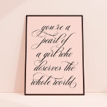 Poster Vous êtes une perle d'une fille Citation inspirati<br><div class="desc">Cette impression d'art présente un magnifique script de calligraphie en noir sur un arrière - plan rose subtil. Sur l'affiche : "Vous êtes une perle d'une fille qui mérite le monde entier". Il fait un cadeau merveilleux pour toute fille,  ado ou jeune femme.</div>