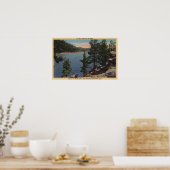 Poster Vue sur le lac à travers les pins (Cuisine)