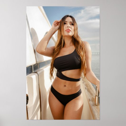 Poster Woman Enjoying A Sunny Day On A Yacht (Devant)