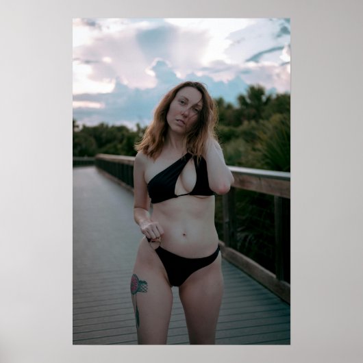 Poster Woman In Black Bikini On Boardwalk (Devant)