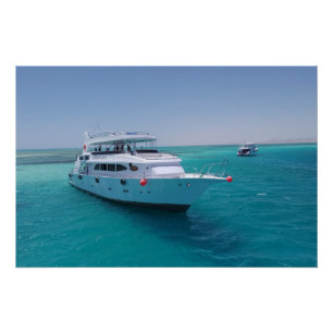 Poster Yacht blanc neigé près de l'île blanche en mer Rou