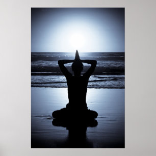 Poster Yoga la nuit sur la plage avec reflet de la lune