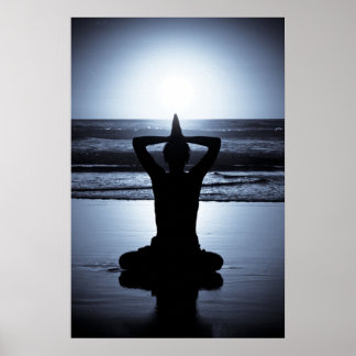 Poster Yoga la nuit sur la plage avec reflet de la lune