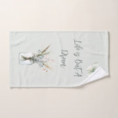 Pot de fleurs bleues avec papillon rose pâle (Serviette à main)