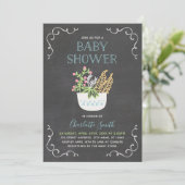 Pot Fleur Chalkboard Baby shower bleu Invitation (Debout devant)