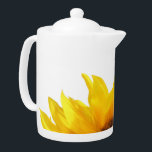 pot jaune de thé/café de tournesol<br><div class="desc">pétales jaunes de tournesol sur un fond blanc</div>