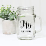 Pot Mason Mme Rustic Black Script Mariage personnalisé<br><div class="desc">Le design personnalisé de bocal de mariage en maçon met en vedette Mme en écriture noire avec du texte personnalisé pour le nom de famille de la mariée. Design recto-verso. Magasinez notre magasin pour la conception de bocaux M. mason coordonnatrice.</div>