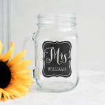 Pot Mason Mme Rustic Script Monogram Chalkboard Mariage<br><div class="desc">La conception personnalisée de bocal de mariage en maçon présente Mme en écriture blanche avec texte personnalisé pour le nom de la mariée de la mariée. Le cadre décoratif a un arrière - plan à l'aspect texturé en damier noir. Design recto-verso.</div>