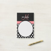 Pot rose noir blanc Polka Monogramme Post-it Notes (Sur un bureau)